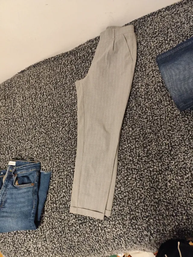 Pantalones grises de vestir con raya diplomática