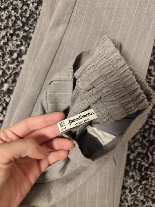 Pantalones grises de vestir con raya diplomática