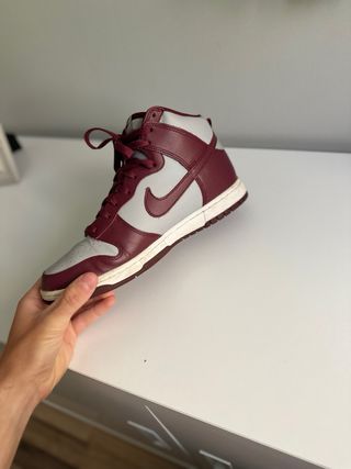 Nike Dunk High Corinto y Grises