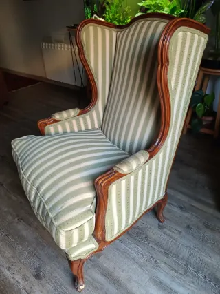 Sillón de tela con patas de madera