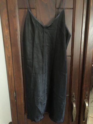 Sottoveste in raso bianco è una in nero