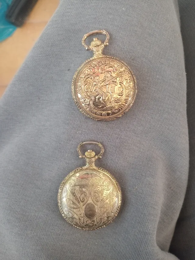 2 Relojes de bolsillo dorado con grabado