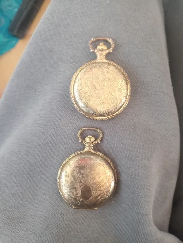 2 Relojes de bolsillo dorado con grabado