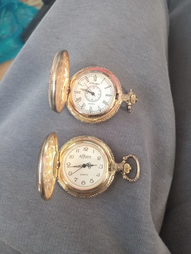 2 Relojes de bolsillo dorado con grabado