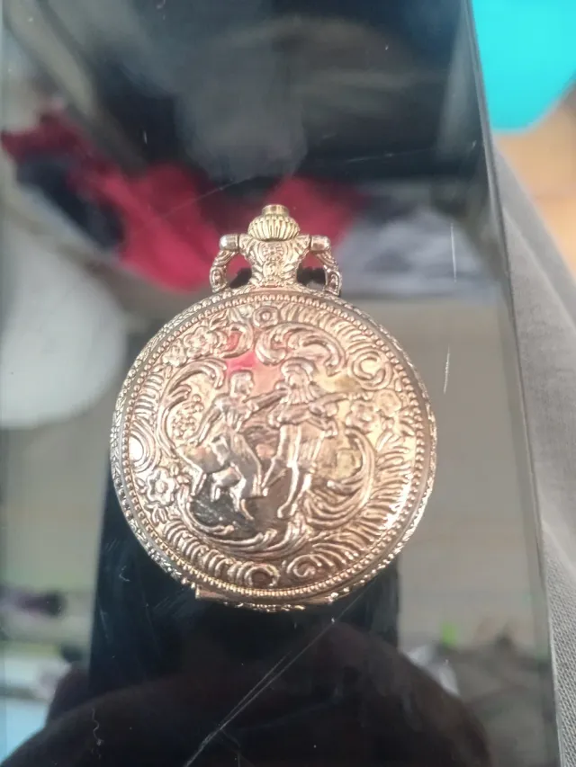 2 Relojes de bolsillo dorado con grabado