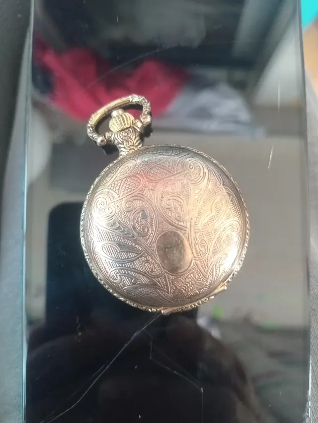 2 Relojes de bolsillo dorado con grabado