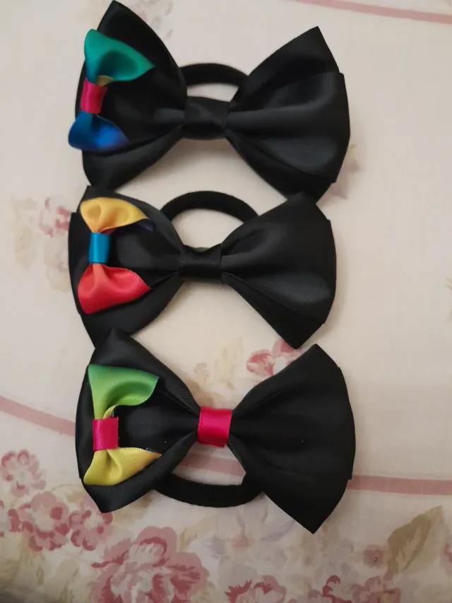 Fiocchi neri con dettagli arcobaleno