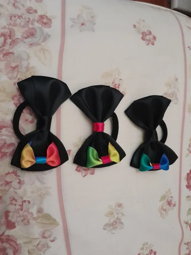 Fiocchi neri con dettagli arcobaleno