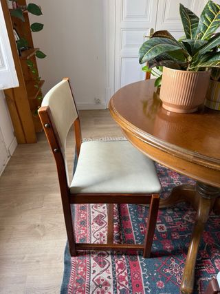 Silla de madera antigua color beige