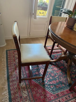 Silla de madera antigua color beige