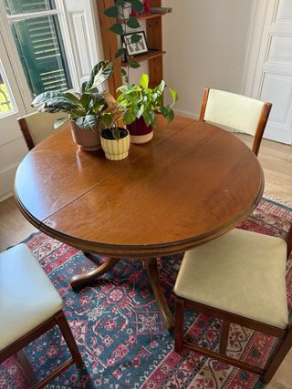 Silla de madera antigua color beige