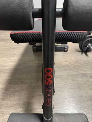 Banco de pesas con mancuernas y barra