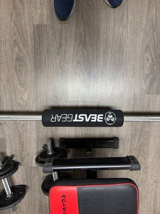 Banco de pesas con mancuernas y barra