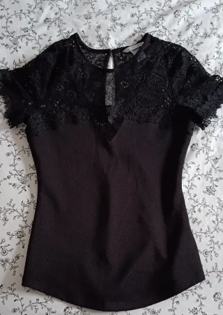 Camiseta negra con encaje