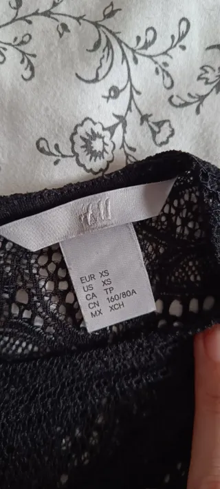 Camiseta negra con encaje