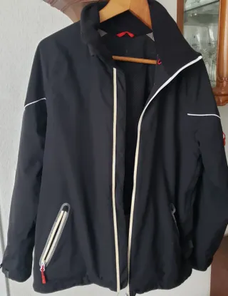 T.L  Cazadora impermeable con gorra azul marino