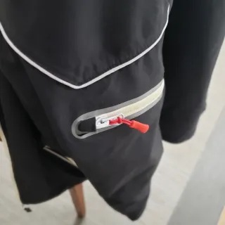 T.L  Cazadora impermeable con gorra azul marino