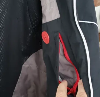 T.L  Cazadora impermeable con gorra azul marino