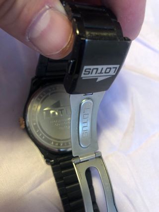 Reloj Lotus Negro y Dorado