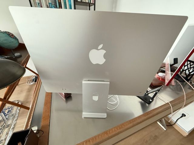 iMac Apple M3 8GB Blanco, teclado Apple y ratón