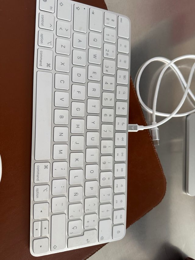 iMac Apple M3 8GB Blanco, teclado Apple y ratón