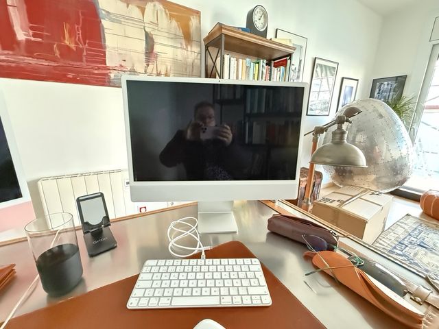 iMac Apple M3 8GB Blanco, teclado Apple y ratón