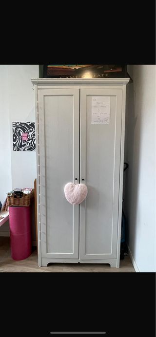 Armario blanco para colgar