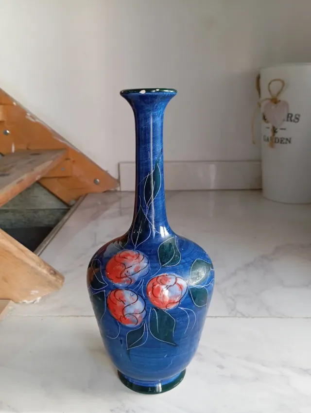 Vaso in ceramica dipinto a mano con fiori