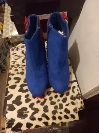 Botines azules y rojos con lazo