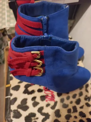 Botines azules y rojos con lazo