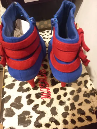 Botines azules y rojos con lazo