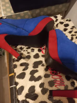 Botines azules y rojos con lazo