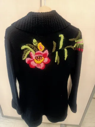 Chaqueta de punto bordada