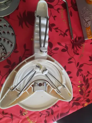 Tagliaverdure in plastica e metallo