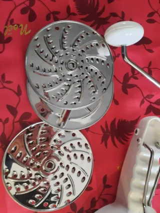 Tagliaverdure in plastica e metallo