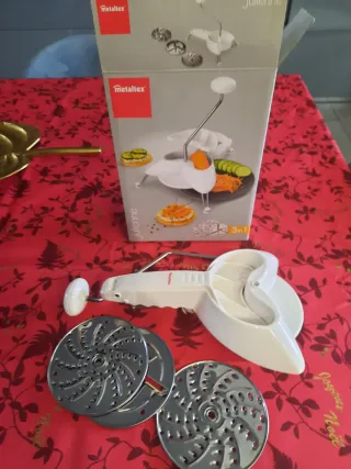 Tagliaverdure in plastica e metallo