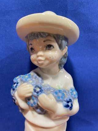 Figura de Porcelana marca Casades. Niño con Flores