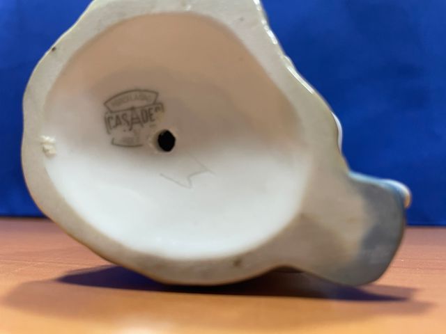 Figura de Porcelana marca Casades. Niño con Flores