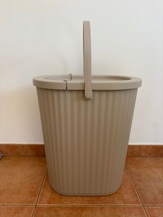 Cubo de basura beige con tapa