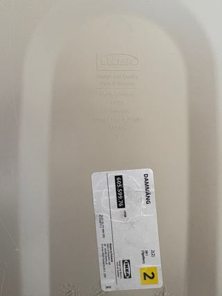 Cubo de basura beige con tapa