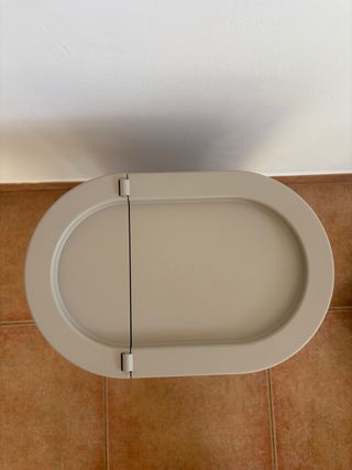 Cubo de basura beige con tapa