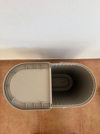 Cubo de basura beige con tapa