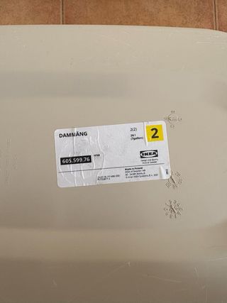 Cubo de basura beige con tapa