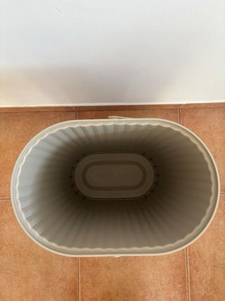 Cubo de basura beige con tapa