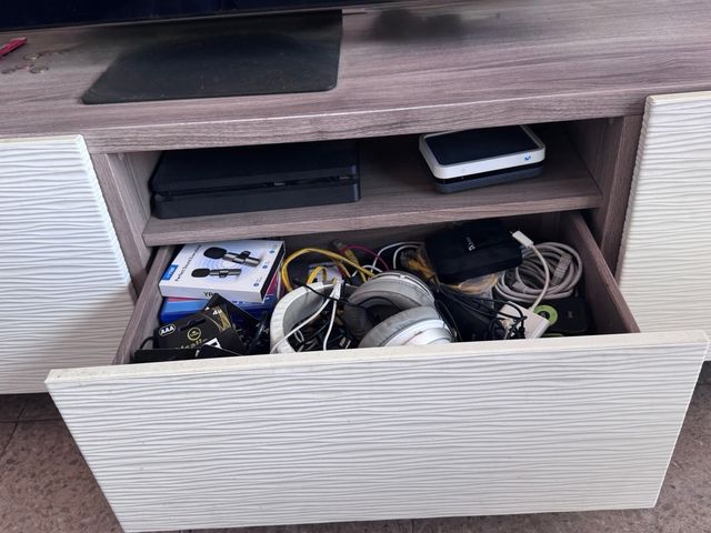 Mueble TV Ikea con cajón y puertas