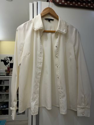 Camisa beige con encaje
