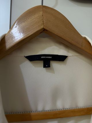 Camisa beige con encaje