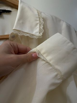 Camisa beige con encaje