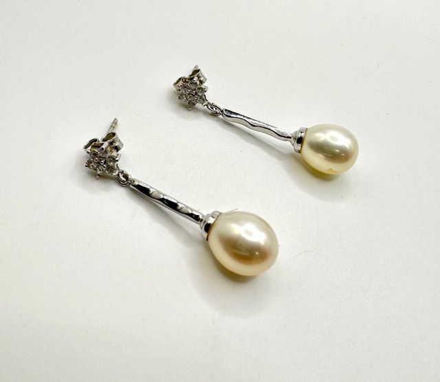 Orecchini lunghi con perla in oro bianco 18K