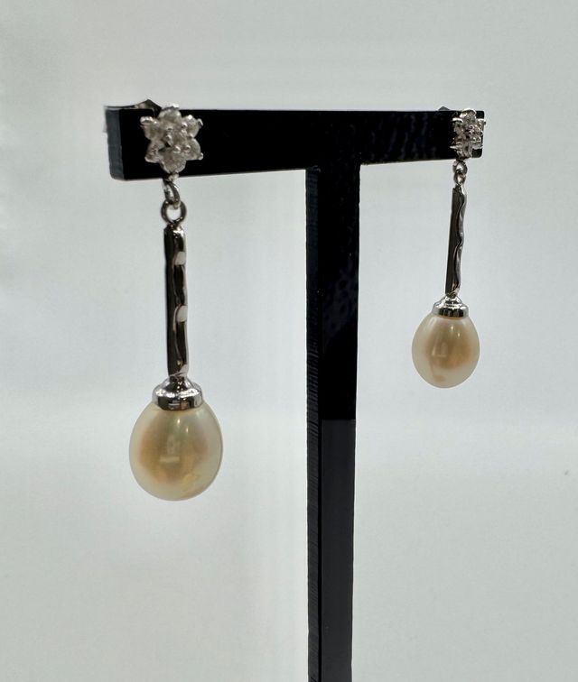 Orecchini lunghi con perla in oro bianco 18K